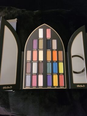 Kat Von D Saint & Sinner Eyeshadow Palette
